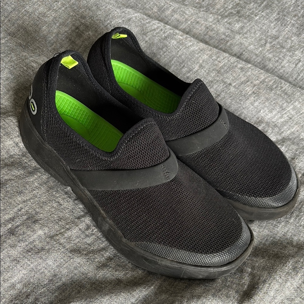 Oofo’s Recovery Black Slip-Ons  with Streamlined Design